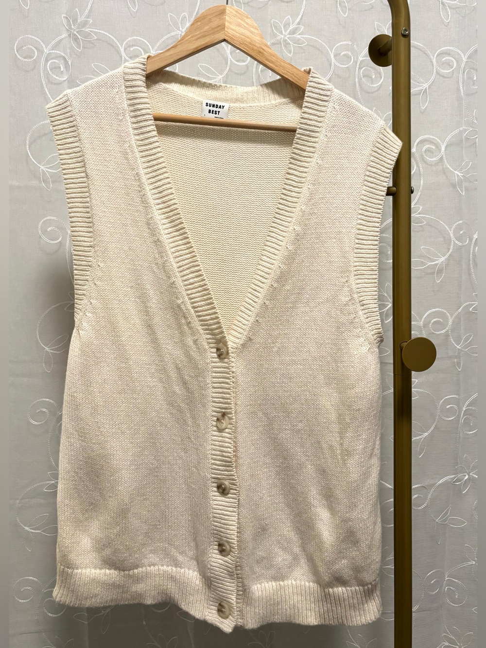 Sunday Best V-Neck Sweater Vest in Cream Size Small - Slight pilling